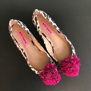 NEW! Betsey Johnson Lallo Pompom Flats 7